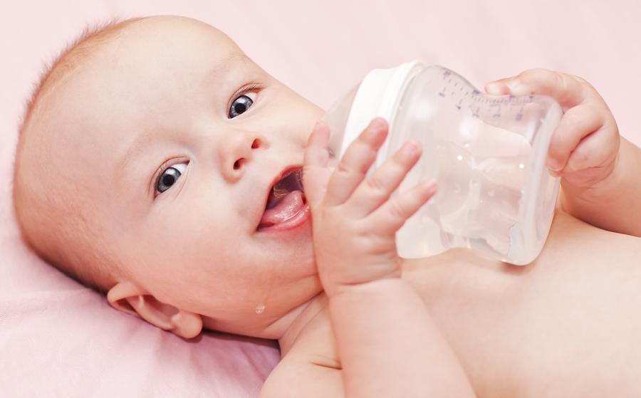 Când dăm nou-născuţilor apă de băut: indicaţii, precauţii şi recomandări
