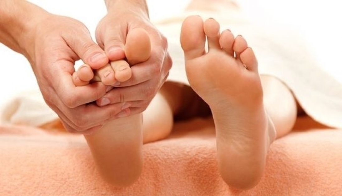 Жена сосет пальцы на ногах мужа фото
