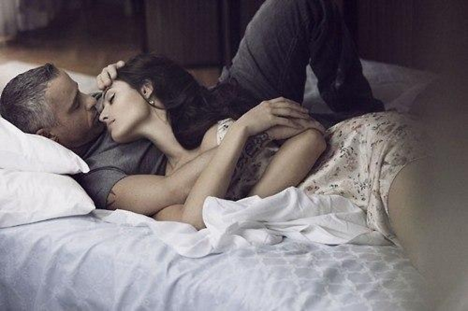 Красивая девушка занимается анальным сексом на постели смотреть онлайн