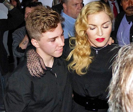 Суд решил, что сын Мадонны будет жить со своим отцом, а не с певицей
