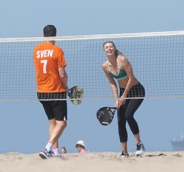 После допинг-скандала Мария Шарапова развлекается на пляже в США