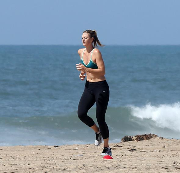 После допинг-скандала Мария Шарапова развлекается на пляже в США
