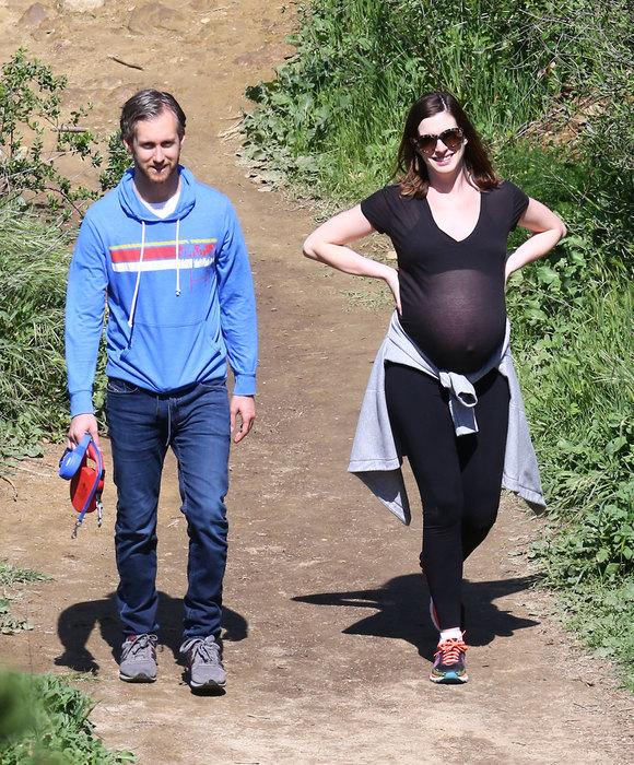Выходные беременной Энн Хэтэуэй: горная прогулка с супругом и поход по магазинам