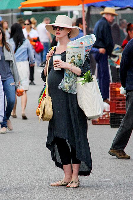 Выходные беременной Энн Хэтэуэй: горная прогулка с супругом и поход по магазинам