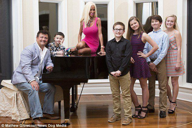 Мать пятерых детей потратила $500 тысяч ради сходства с Барби
