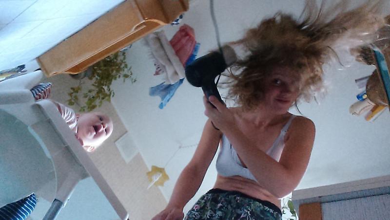 Женщина с помощью селфи-монопода запечатлела, что это такое - быть мамой