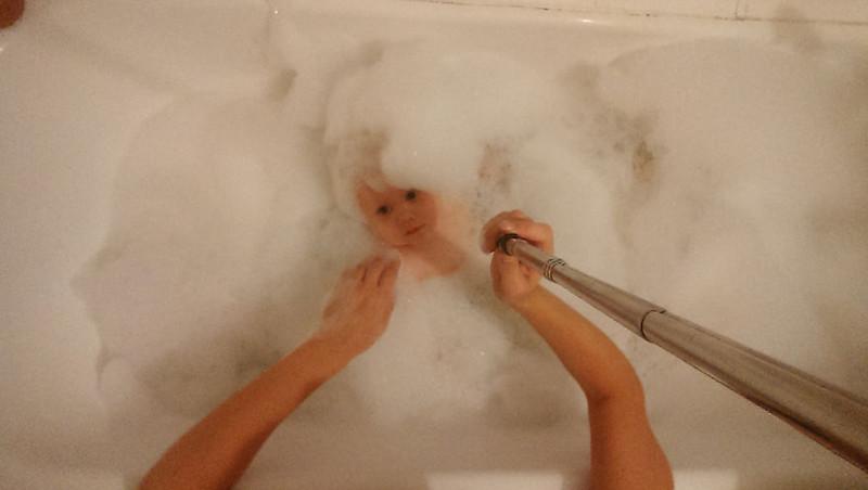 Женщина с помощью селфи-монопода запечатлела, что это такое - быть мамой