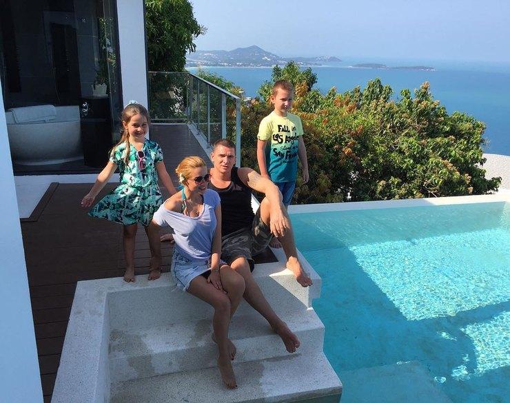 Ксения Бородина с мужем и детьми от первых браков наслаждаются отдыхом на острове