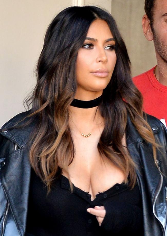 Culmea narcisismului! Kim Kardashian poarta haine cu chipul sau