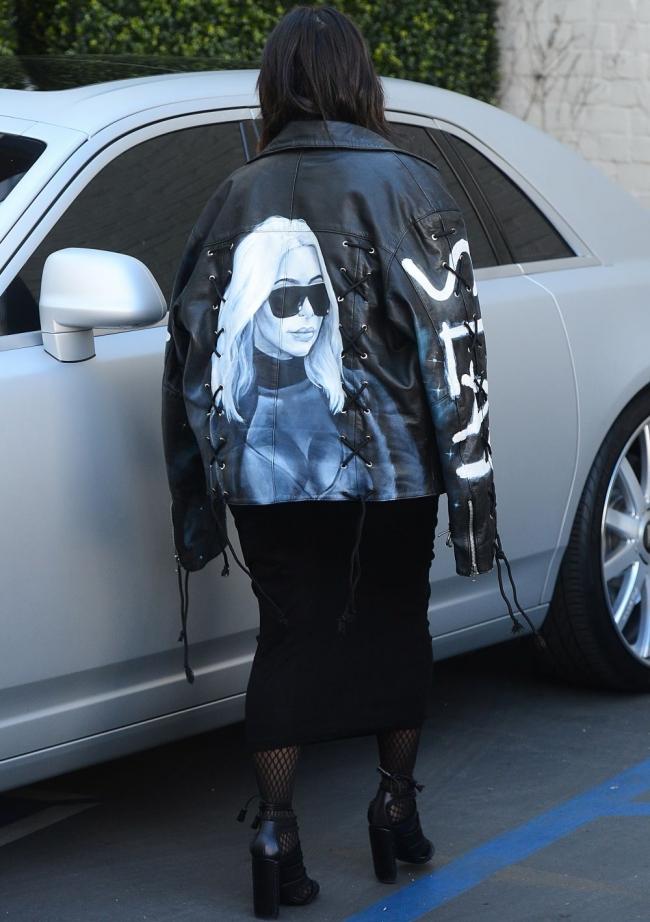 Culmea narcisismului! Kim Kardashian poarta haine cu chipul sau