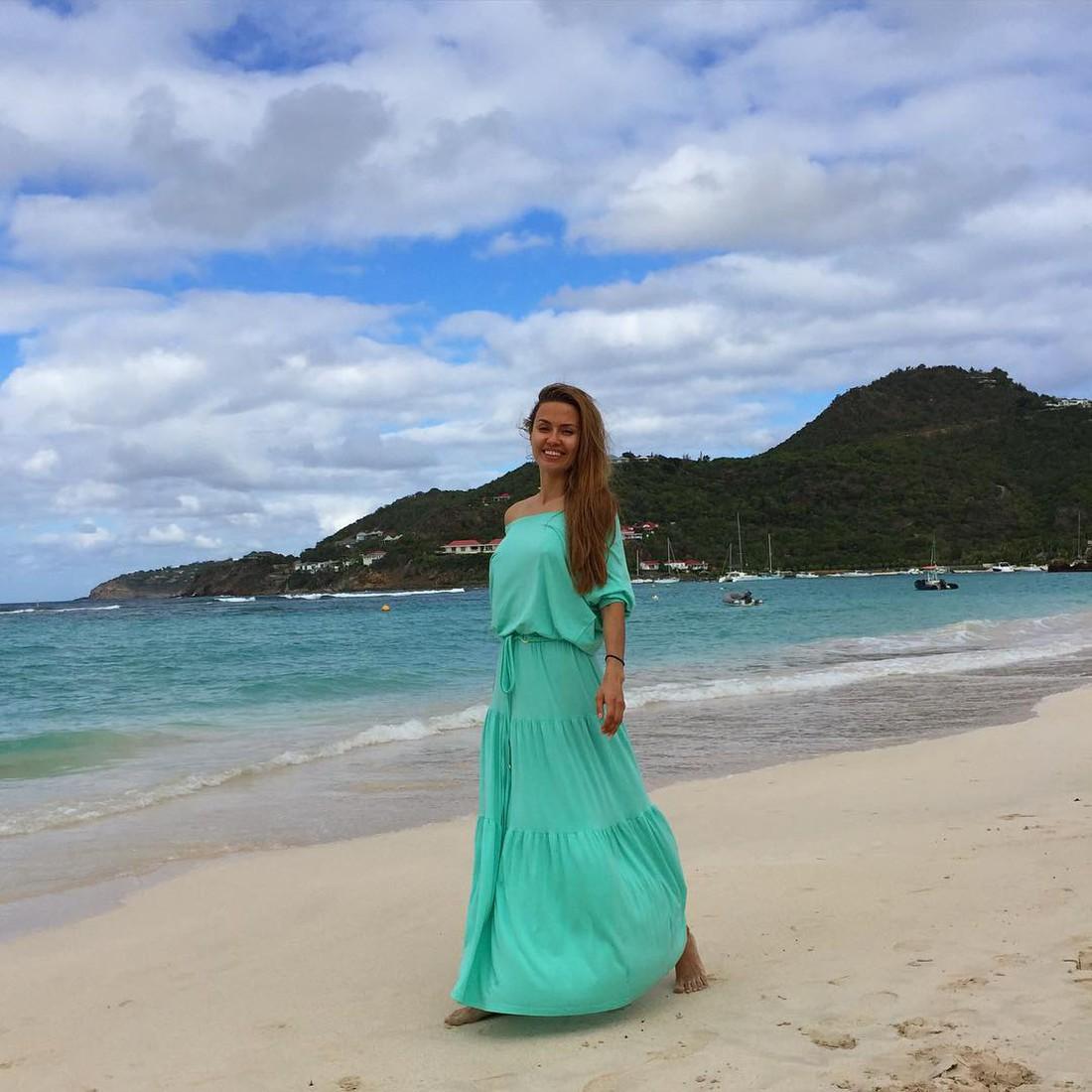 Виктория Боня вызывает зависть роскошной фигурой на Карибах