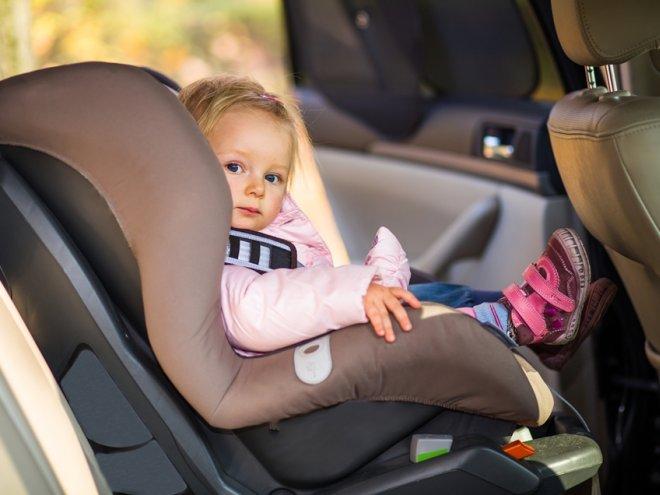 Atenție, părinți! Instalați scaune speciale pentru copii în mașină