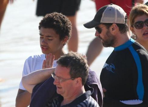 Актер Хью Джекман спас людей во время отдыха на сиднейском пляже