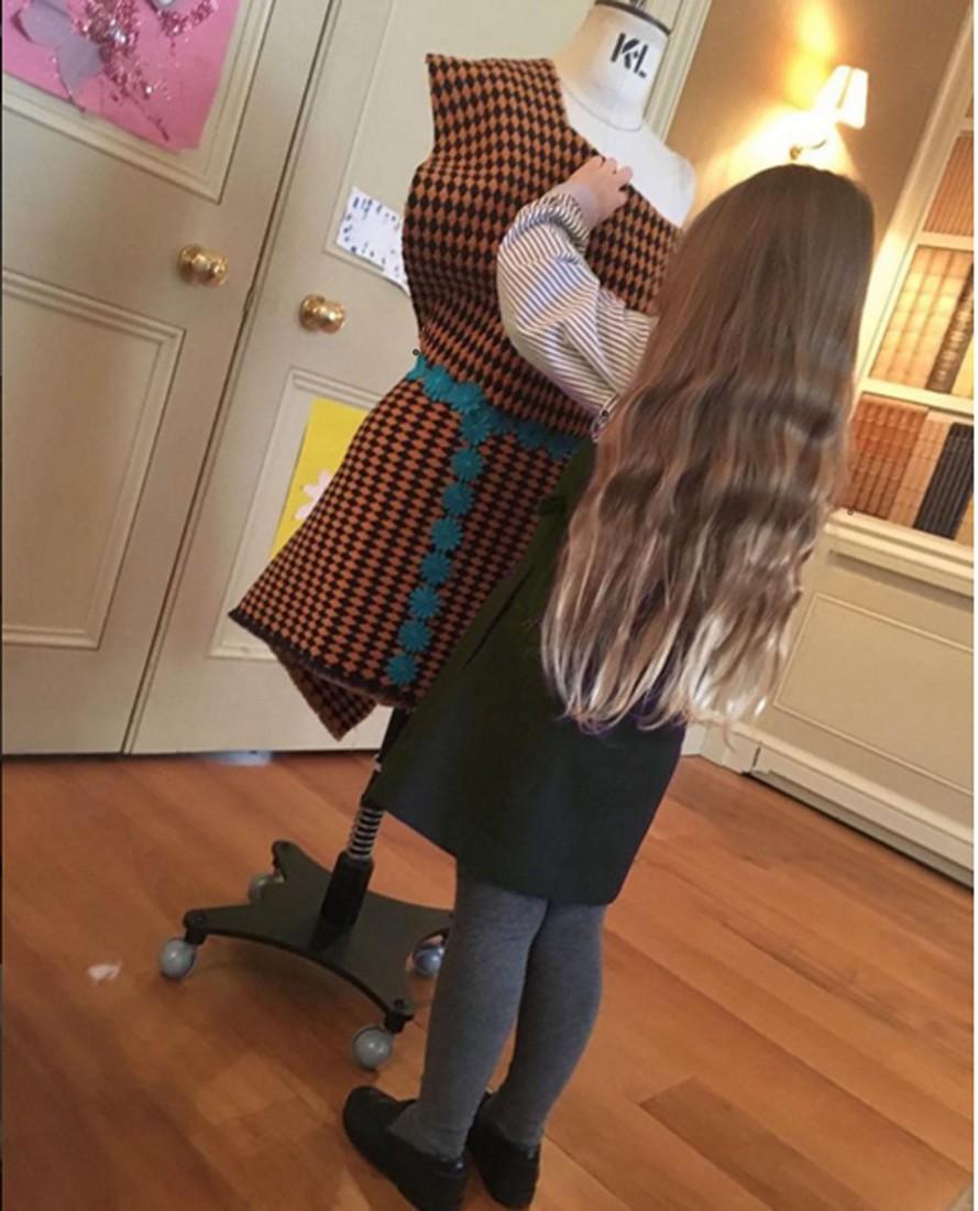 Дэвид Бекхэм шьет платья для кукол 4-летней дочери