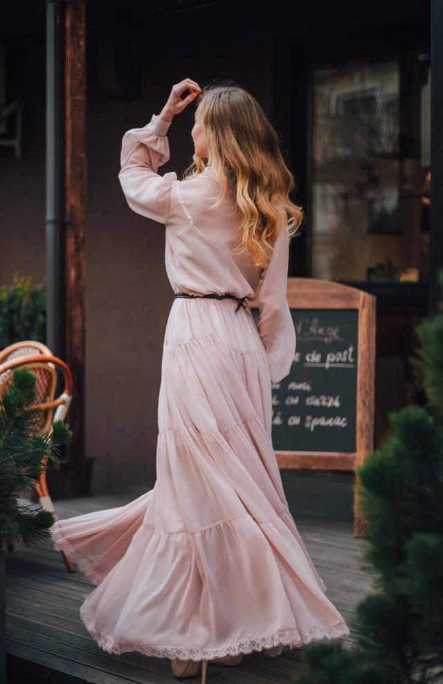 Soprana Valentina Naforniță poartă haine create de sora sa