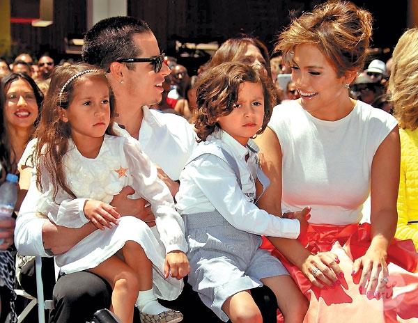 Молодой жених Дженнифер Лопес сидит с ее детьми, пока звездная мама зарабатывает