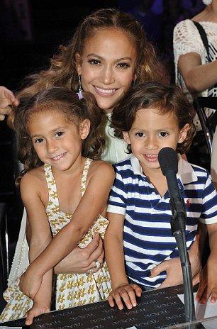 Молодой жених Дженнифер Лопес сидит с ее детьми, пока звездная мама зарабатывает