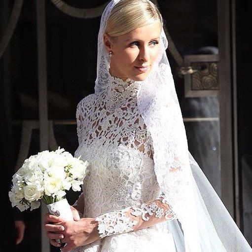 Беременная Ники Хилтон вышла в свет в откровенном мини и на шпильках