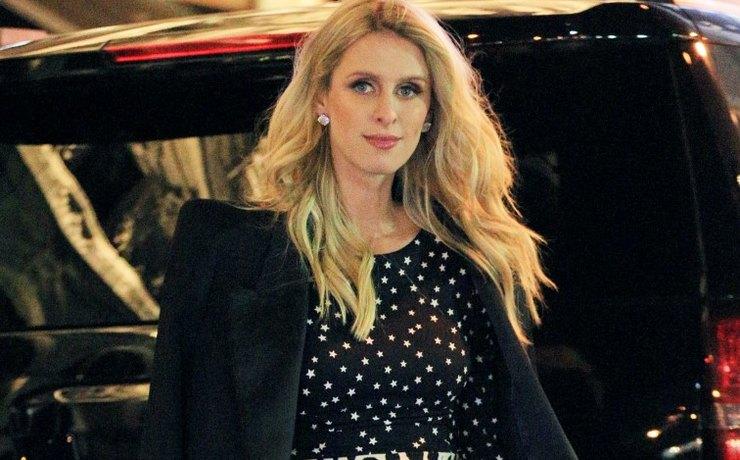 Беременная Ники Хилтон вышла в свет в откровенном мини и на шпильках