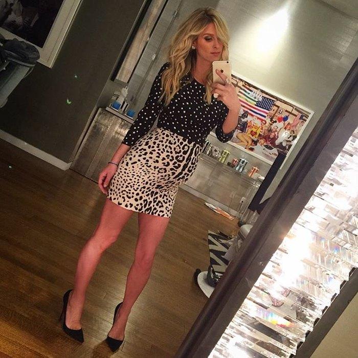 Беременная Ники Хилтон вышла в свет в откровенном мини и на шпильках