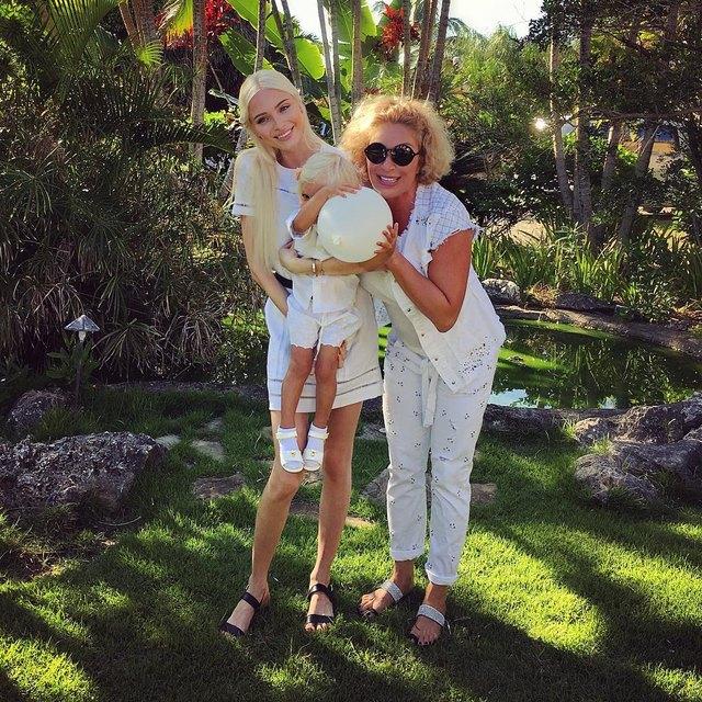 Семейный снимок Тимати и Алены Шишковой стал хитом Instagram