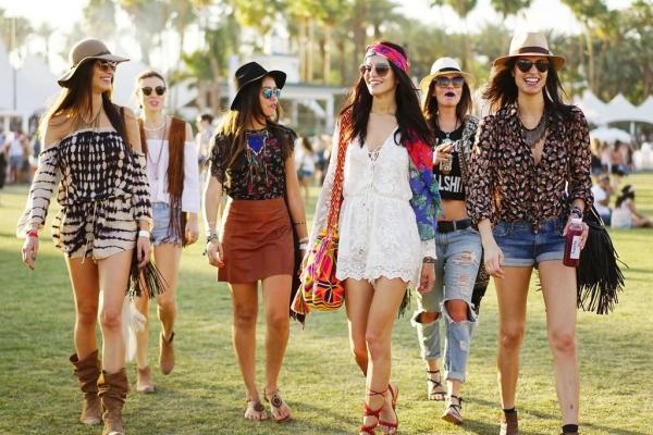 Festivalul Coachella, cu tinute in stil hippie si boho-chic