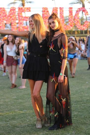 Festivalul Coachella, cu tinute in stil hippie si boho-chic