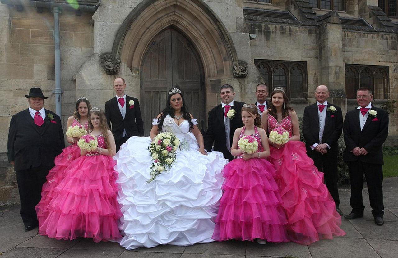 Цыганская невеста вышла замуж в платье весом 63 килограмма