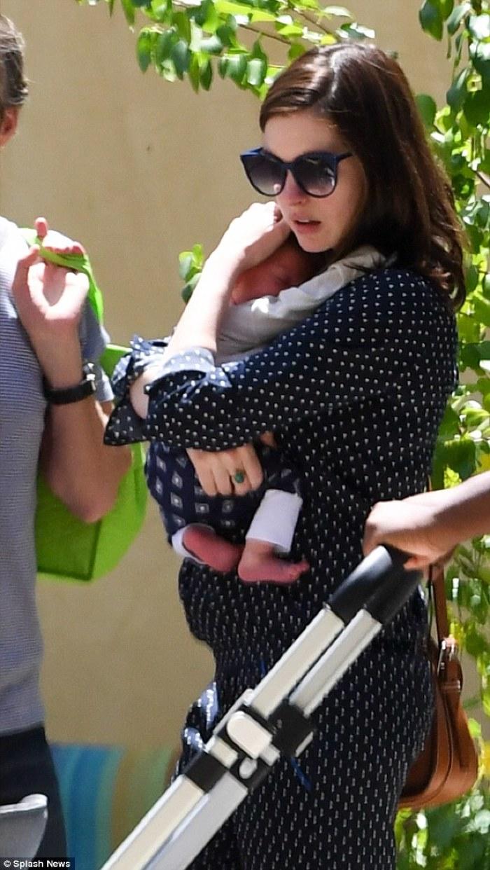Primele imagini cu fiul Annei Hathaway! Actrița a fost surprinsă la plimbare cu micuțul Jonathan