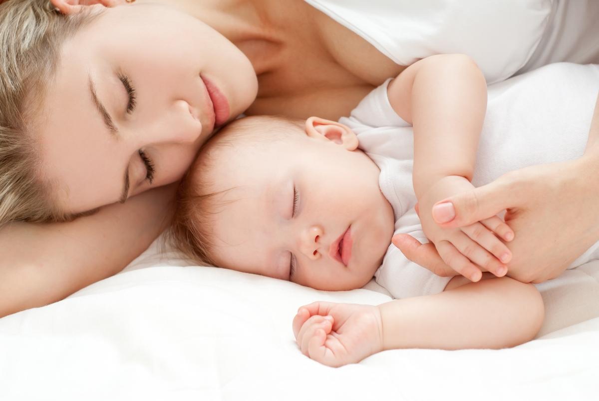 Кормящая мама и младенец: налаживаем сон