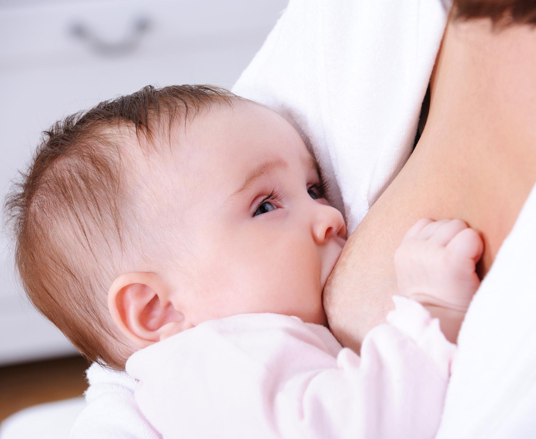 Mama care alăptează şi bebeluşul: reglarea programului de somn
