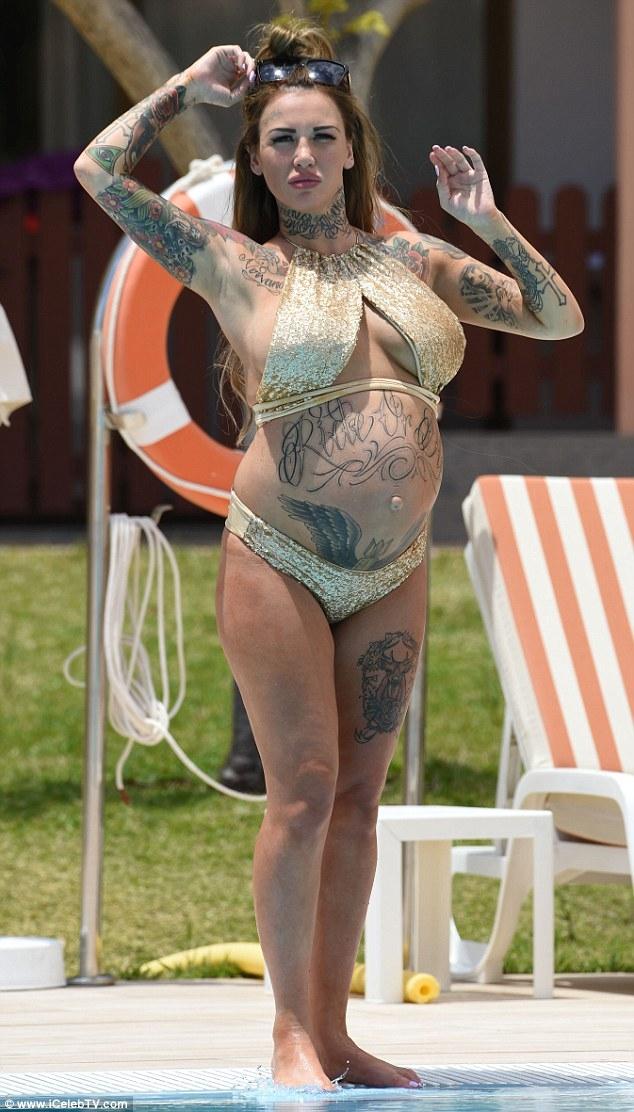 Ea e cea mai tatuata graviduta! In luna a opta, s-a afisat super-sexy la piscina