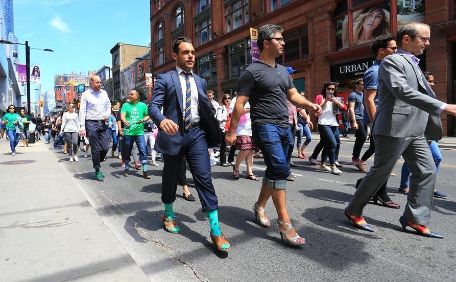 Мужчины прошлись на шпильках по Торонто