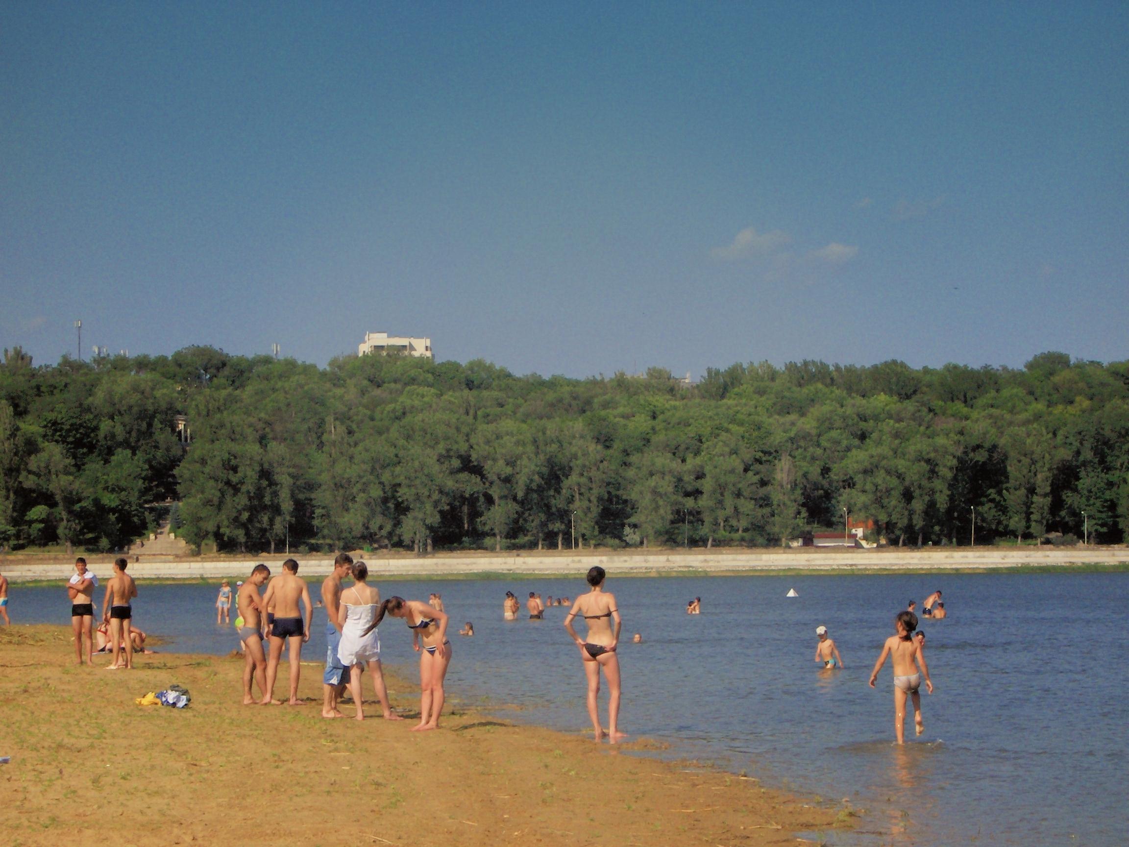 Pregătiri pentru sezonul estival. Autoritățile amenajează cele 12 plaje din Chișinău