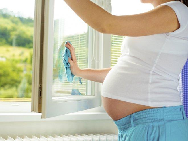 Menajul în timpul sarcinii: cum să faceți curat  fără a vă expune pericolelor