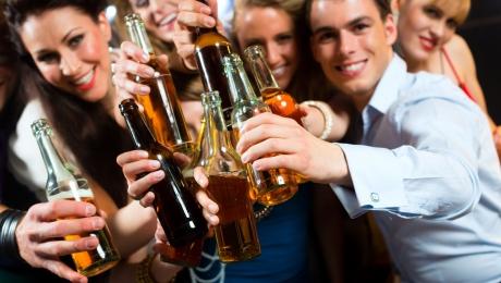 Cercetătorii spun care este adevărata legătură dintre consumul de alcool şi sentimentul de fericire