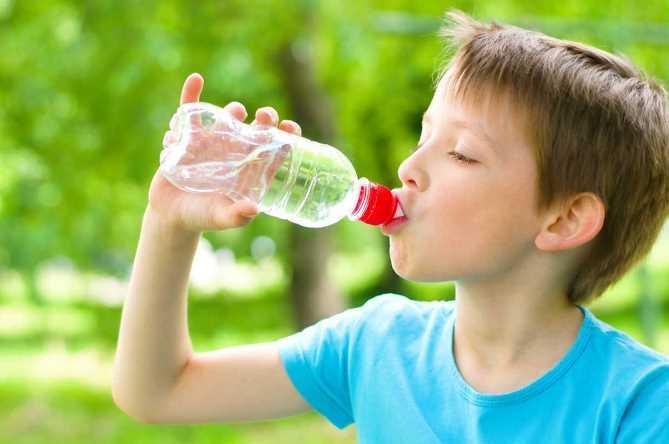 Пластиковые бутылки разрушают детские зубы