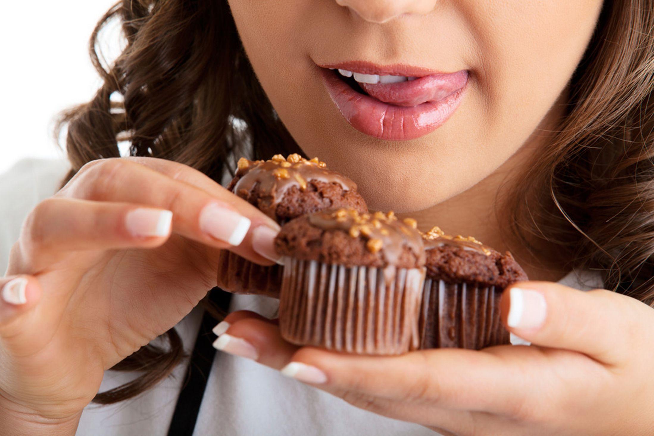 Говорящая шоколада. Сладости. Девушка ест конфету. Девушка и сладкое. Наслаждение едой.