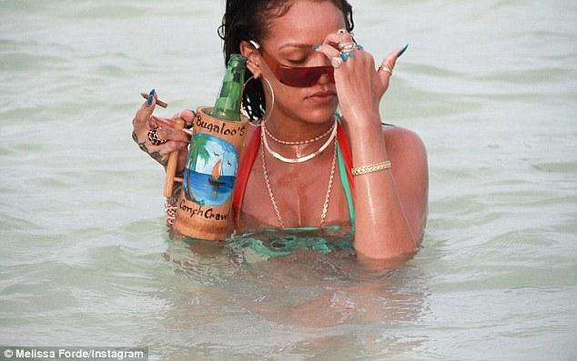 Rihanna a pozat incredibil de provocator pentru prietena ei!