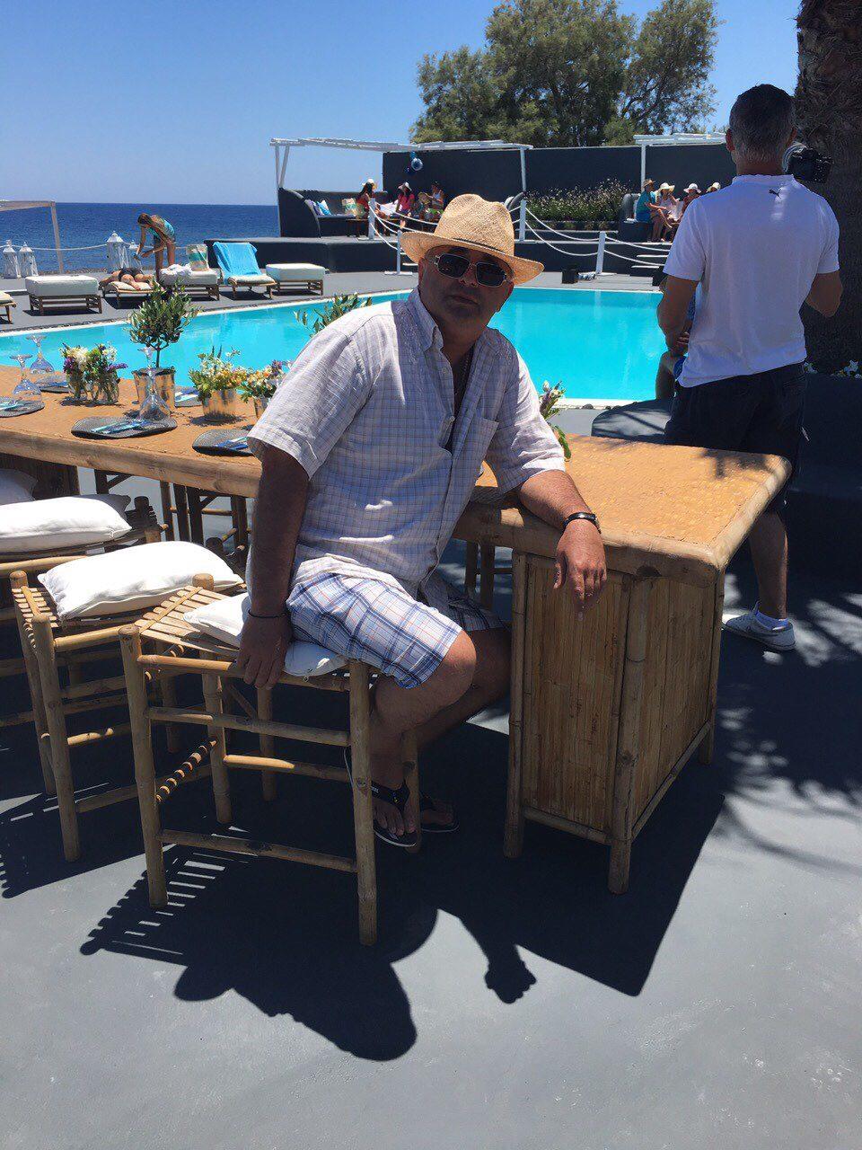 Tatăl Xeniei Deli a pozat alături de ginere. Noi fotografii de pe insula Santorini