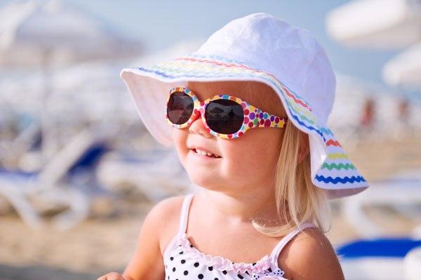 Cum să alegem cele mai potrivite accesorii de cap pentru copii în perioada verii