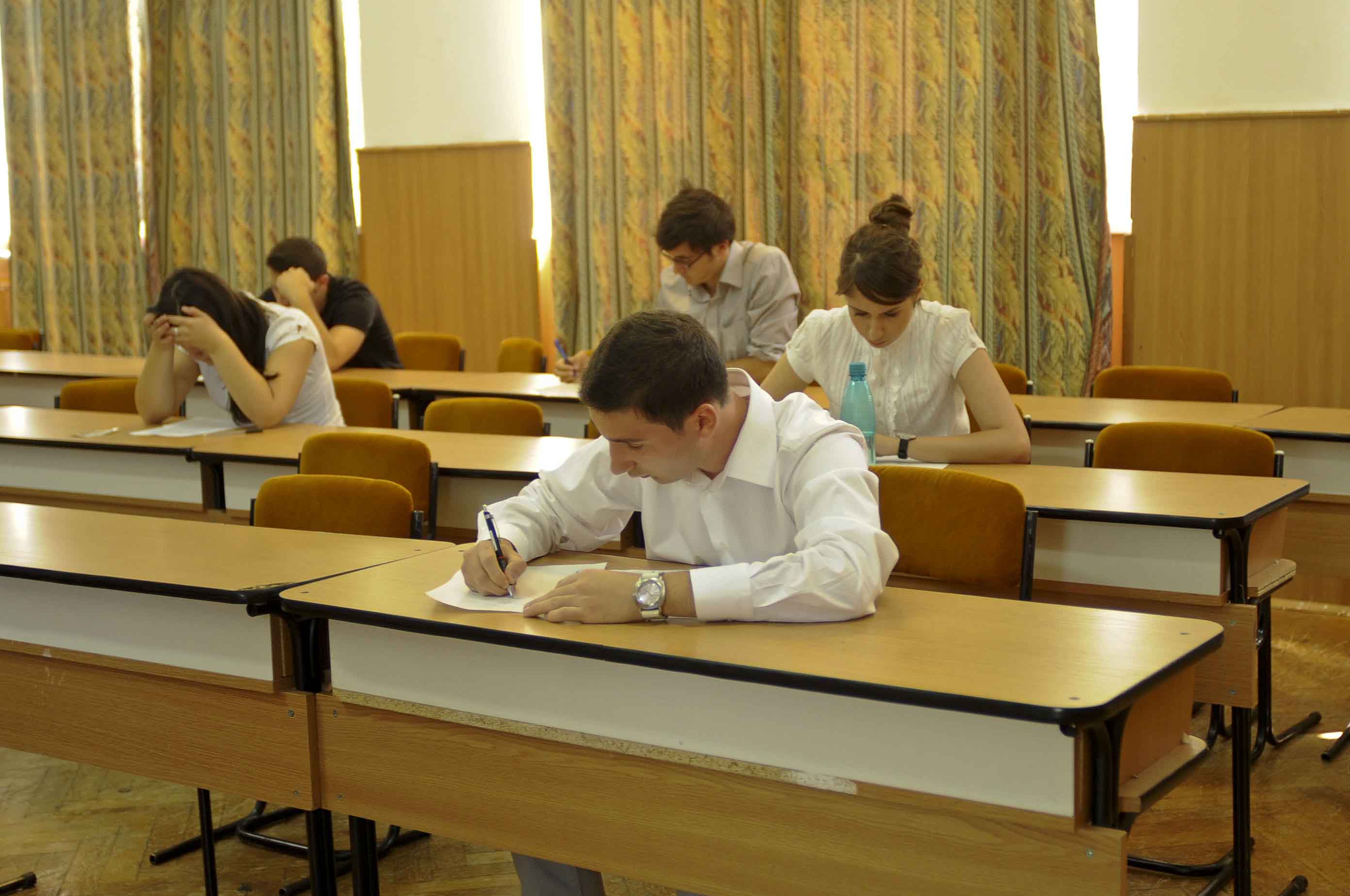 Выпускники гимназий сдают экзамен по истории румын и всеобщей истории
