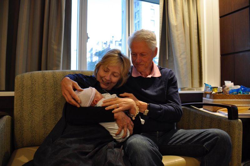 Хиллари Клинтон опубликовала снимок с новорожденным внуком