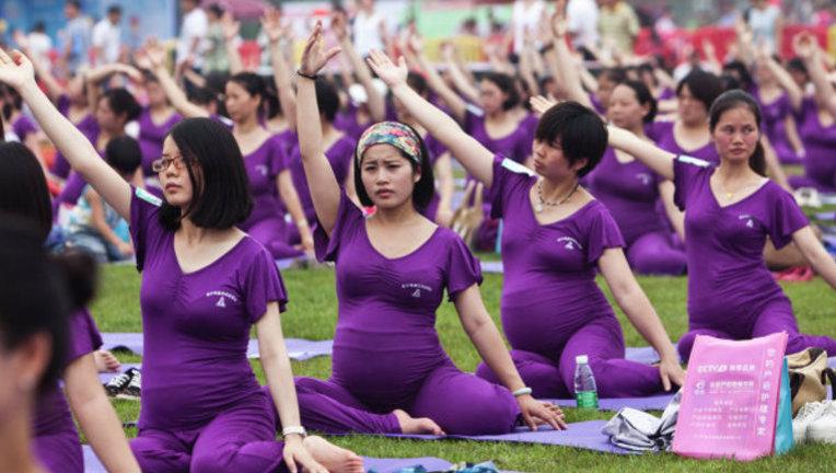 Беременные в Индии установили мировой рекорд по йоге