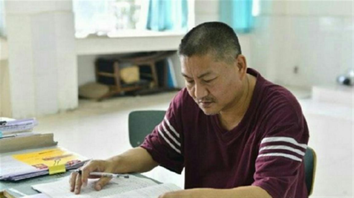 Целеустремленный китаец сдает выпускные экзамены 20 лет подряд