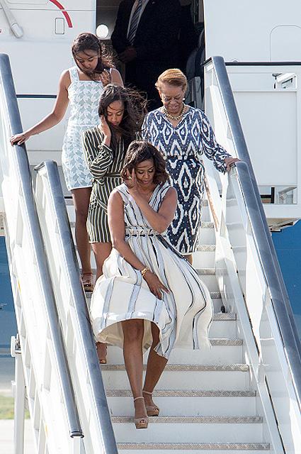 Trei generații stilate! Michelle Obama, alături de mama sa și cele două fiice întâmpinate frumos în Spania
