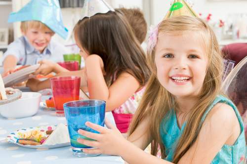 Ce au de făcut copiii la o sărbătoare pentru adulți?