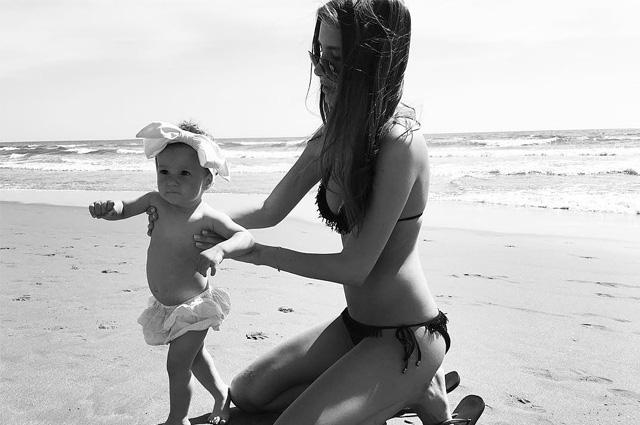 Keti Topuria se distrează la plajă, alături de fiica Olivia! Artista petrece pe o plajă din Toscana