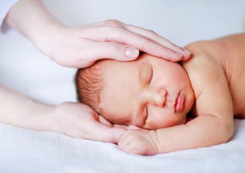 Copilul este neliniştit şi doarme rău? Identificăm cauzele în comportamentul părinților