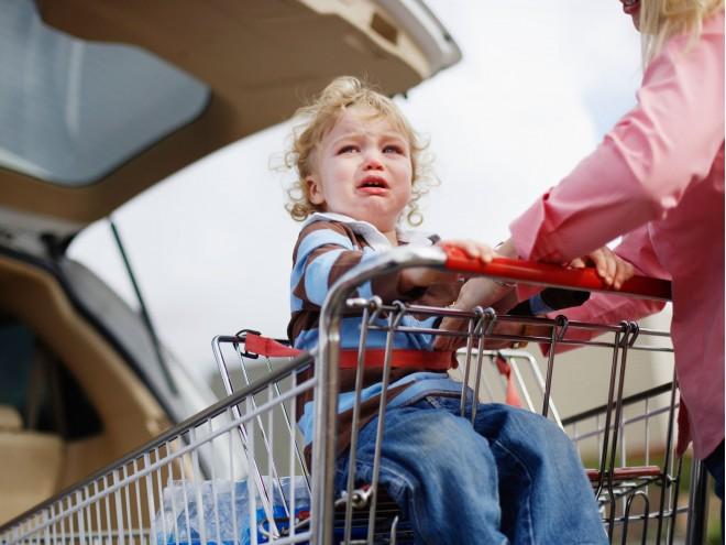 Istericalele la copii: mai puţine magazine şi distracţii